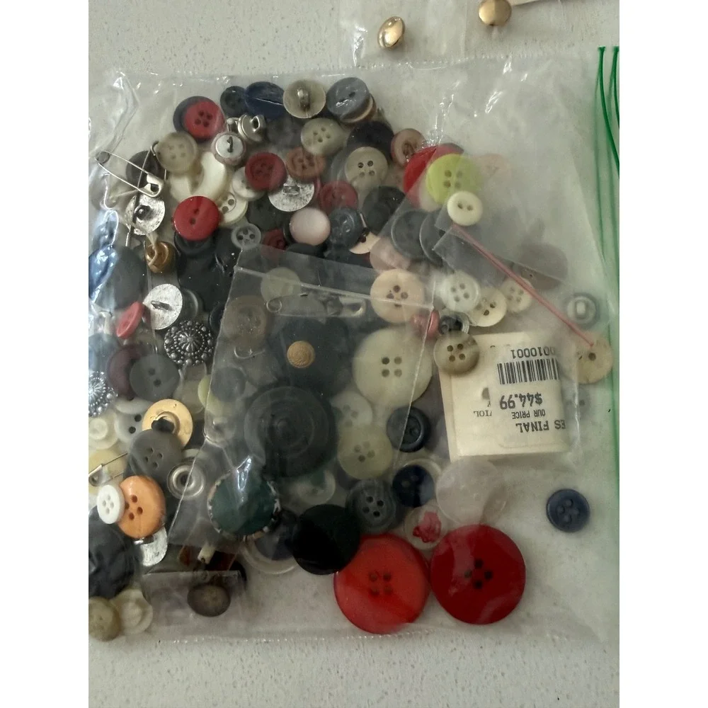 Vintage Singer Sewing Tin with Large Mixed Lot La Mode and Loose Buttons